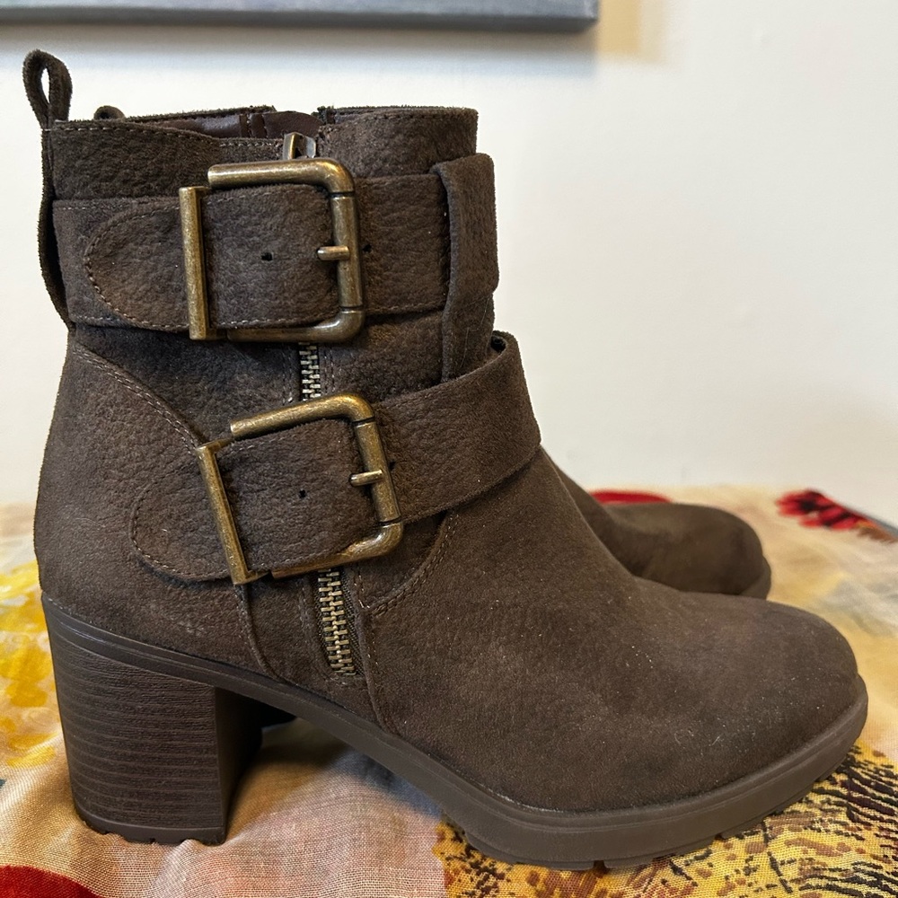 White Mountain Gilmore- chunky wood heel, double buckle boot Dark Olive
Size 7.5